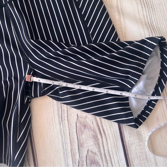Victorias Secret On Point Flow Black & White Striped Athletic Bike Shorts - Picture 9 of 10